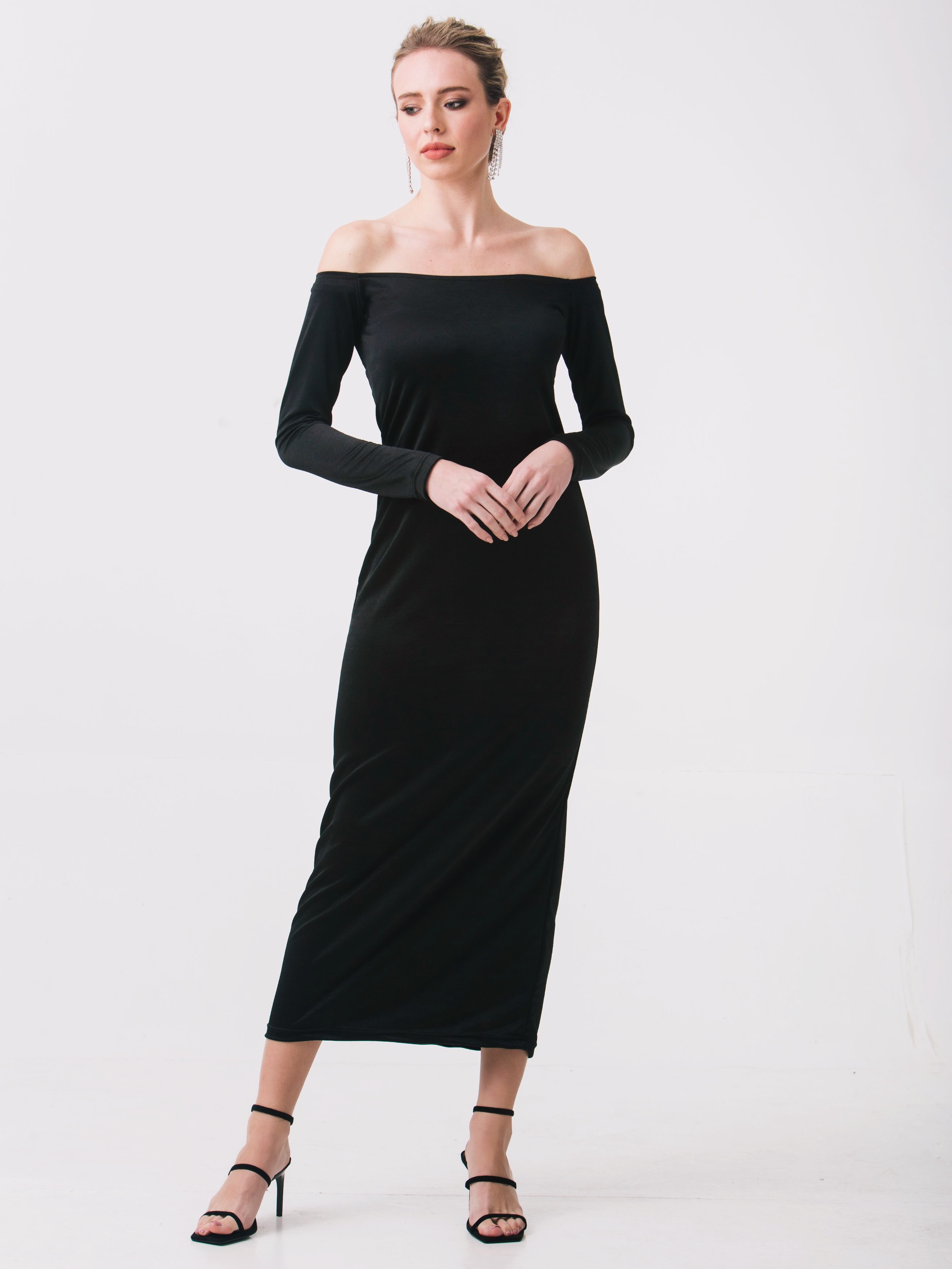 μακρυμάνικο Maxi σατέν μαύρο έξωμο φόρεμα
